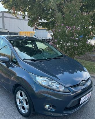 Ford Fiesta Ikon allestimento Business.