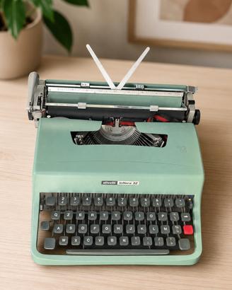 Macchina da scrivere vintage Olivetti Lettera 32