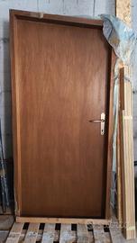 Porta sottotetto marrone quasi nuove