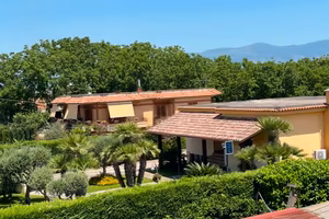 Villa su due livelli con due ingressi indipendenti