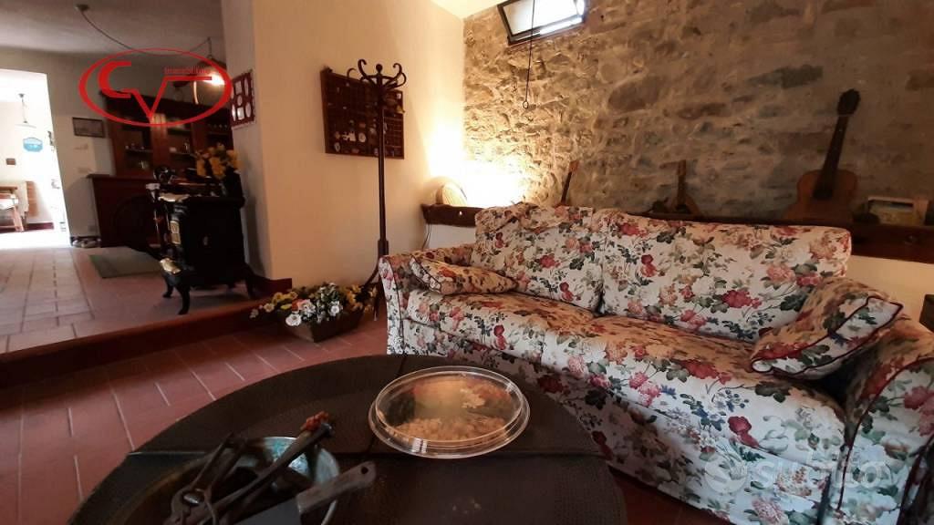 Rustico / Casale di 260 m² con più di 5 locali a L - Vista 4