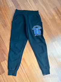 Pantaloni tuta nera con numero in viola