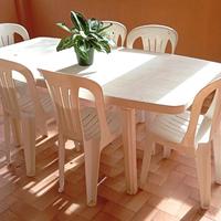 Tavolo in plastica con 6 sedie