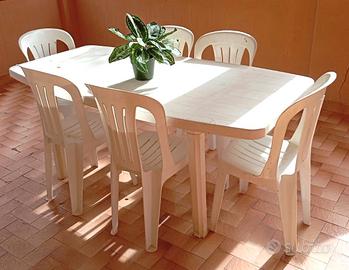 Tavolo in plastica con 6 sedie