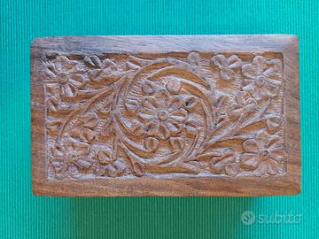 COFANETTO PORTA GIOIE IN LEGNO CON INCISIONI.