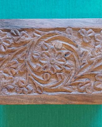 COFANETTO PORTA GIOIE IN LEGNO CON INCISIONI.