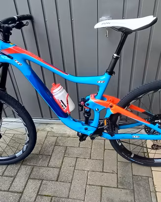 MTB GIANT IN CARBONIO