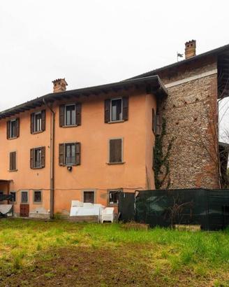 Rustico / Casale di 1236 m² con più di 5 locali a 