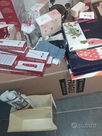 Diversi oggetti per mercatini