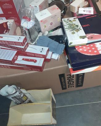 Diversi oggetti per mercatini