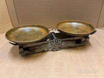 ANTICA BILANCIA  IN GHISA E OTTONE.