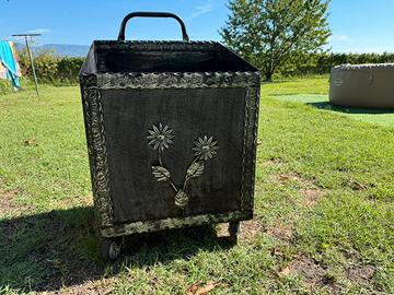 Portalegna in ferro decorato con ruote – 52 cm