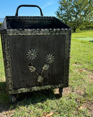 Portalegna in ferro decorato con ruote – 52 cm