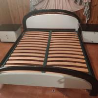 Letto in legno laccato con comodini e rete