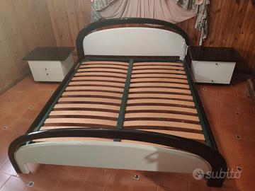 Letto in legno laccato con comodini e rete