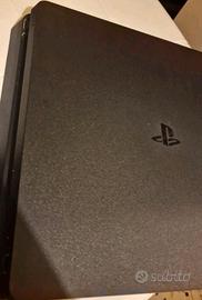 PS4 con cavi originali e un joystick 