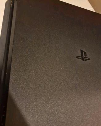 PS4 con cavi originali e un joystick 