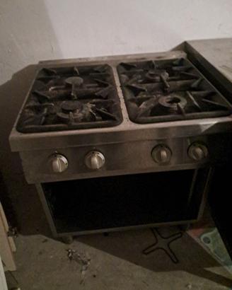 cucina 4 fuochi professionale