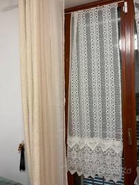 Tenda singola in pizzo bianco con motivo geometric