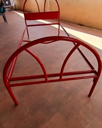 letto in ferro rosso 