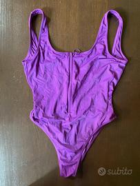 Costume intero viola con schiena scoperta