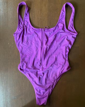 Costume intero viola con schiena scoperta