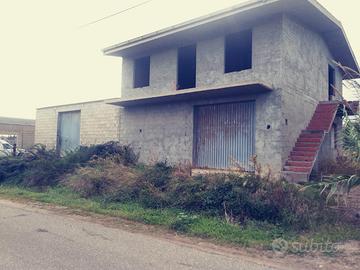 Casa in costruzione magazzini e terreno 4000m2