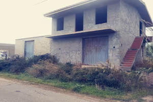 Casa in costruzione magazzini e terreno 4000m2