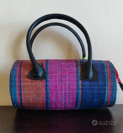 Borsa in paglia cilindrica colorata da mano