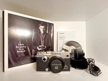 Olympus Pen F + scatola originale e accessori