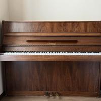 Pianoforte verticale in noce con suono caldo