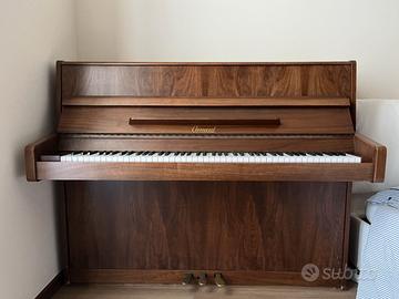 Pianoforte verticale in noce con suono caldo