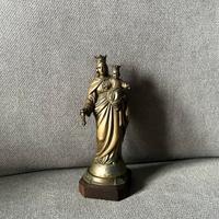 statuina vintage in metallo con basa di legno