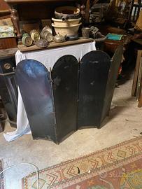 Antico paravento in metallo