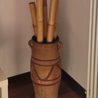vaso con canne di bambu