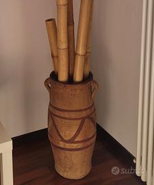 vaso con canne di bambu