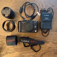 Panasonic Lumix GF1 con mirino e obbiettivo 14-45