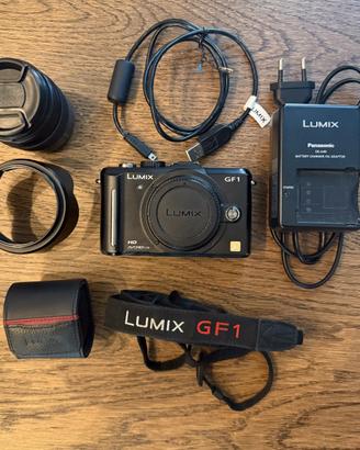 Panasonic Lumix GF1 con mirino e obbiettivo 14-45