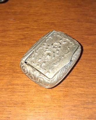 Portapillole  vintage  da collezione a forma di  t