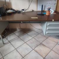 scrivania da geometra con lampada montata 