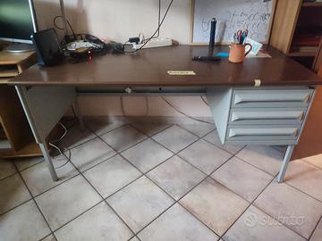 scrivania da geometra con lampada montata 