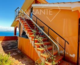 Villa su 2 livelli con 2 appartamenti vista mare