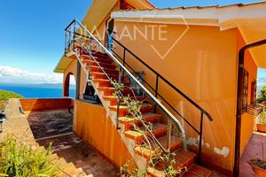 Villa su 2 livelli con 2 appartamenti vista mare