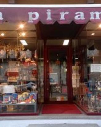 ? negozio in centro con 2 vetrine - buona visibi