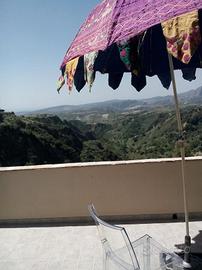 Appartamento con terrazzino e arredi di design