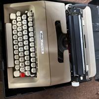 Macchina da scrivere Antica “Olivetti lettera 35”