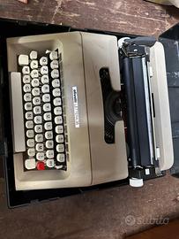 Macchina da scrivere Antica “Olivetti lettera 35”