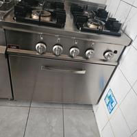 Cucina professionale con 4 fuochi con forno a gas