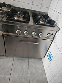Cucina professionale con 4 fuochi con forno a gas