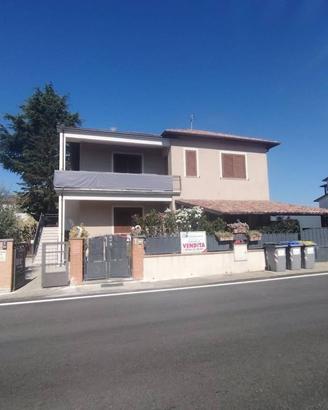 Villa di 129 m² con 5 locali e box auto a Spoleto